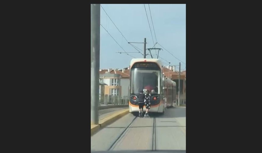 Tramvayın arkasında tehlikeli yolculuk