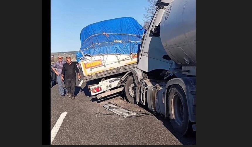 Bozüyük'te 2 tır çarpıştı:1 yaralı