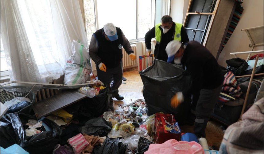 Evden 5 Kamyon Çöp Çıkarıldı