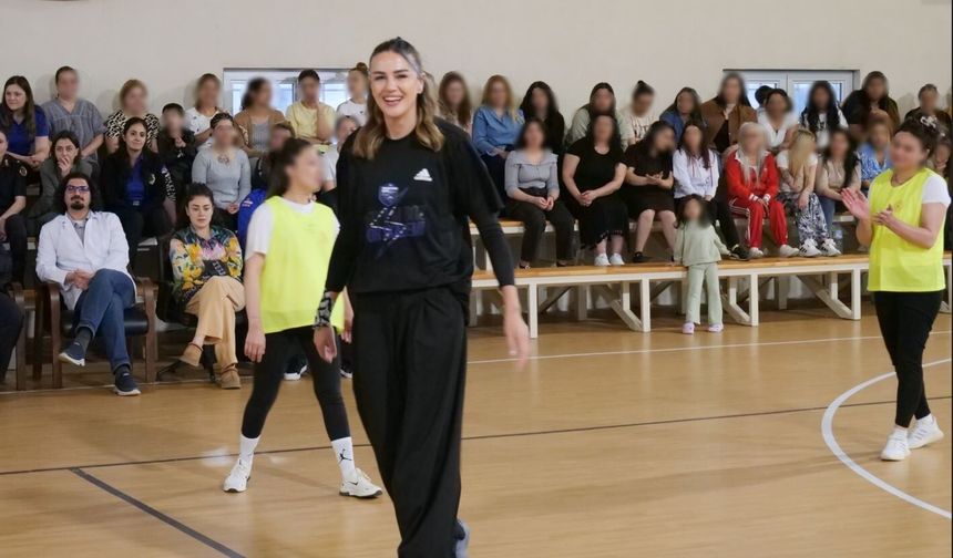 Meryem Boz Kadın Hükümlü Ve Tutuklularla Bir Araya Geldi