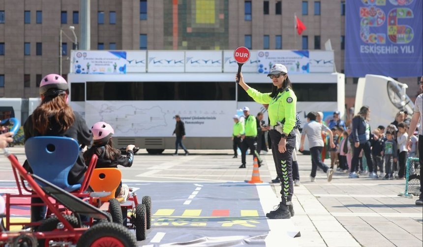 Valilik Meydanında  Karayolu Güvenliği Ve Trafik Haftası