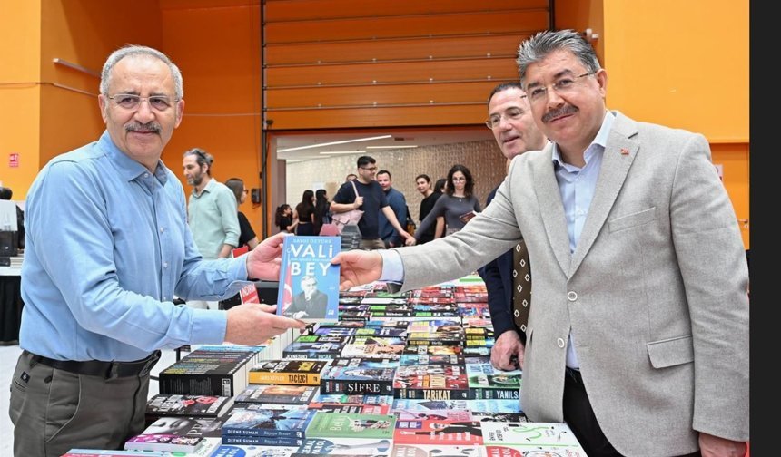 Vali Yılmaz ‘Eskişehir 5. Kitap Fuarı’nda