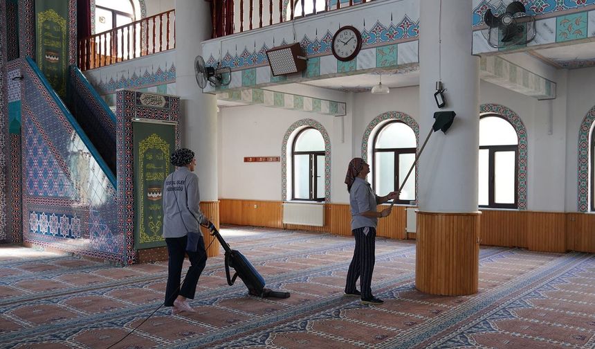 Camiler Bayrama Hazırlanıyor