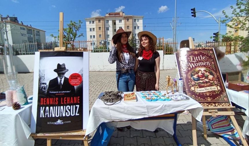 Eskişehir'de Lise Bahçesinde Roman Kahramanları