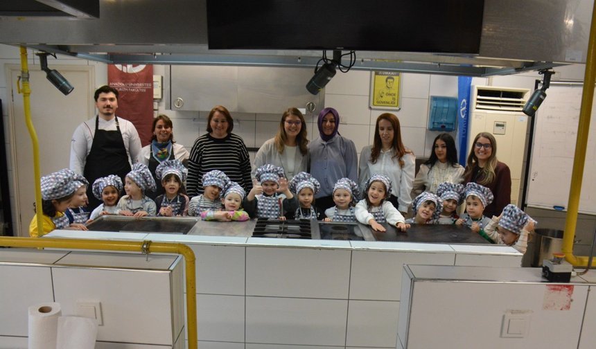 Minik eller mutfakta ilk deneyimini yaşadı