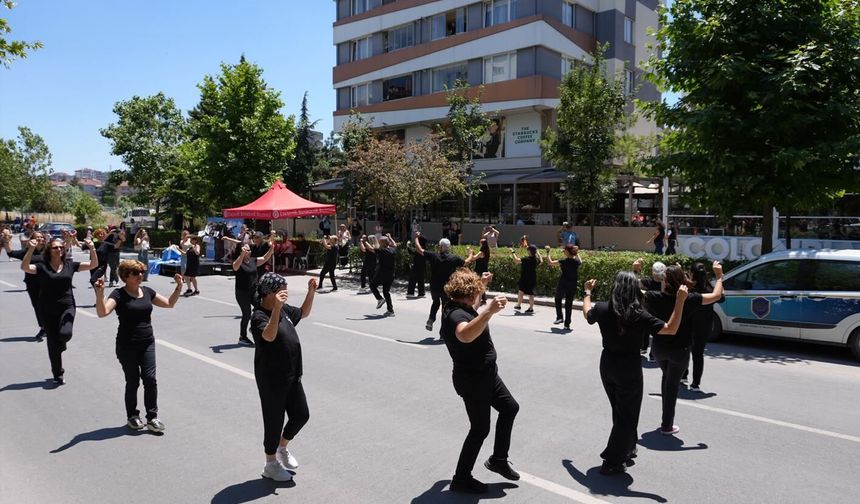 Atatürk Bulvarı "Arabasız Pazar" İle Şenlendi