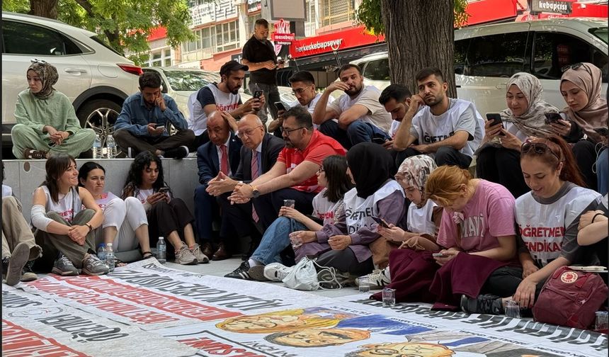 CHP’li Çakırözer’den açlık grevindeki öğretmenlere destek