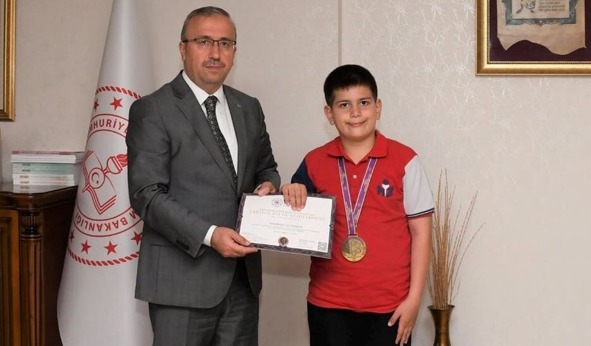 Milli Zafer'in Einstein Bilim Olimpiyatlarında Altın Madalya Gururu