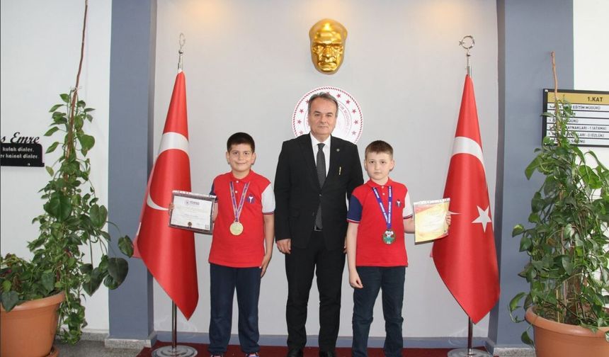 Milli Zafer İlkokulu'na Einstein Bilim Ve İngilizce Altın Madalyaları