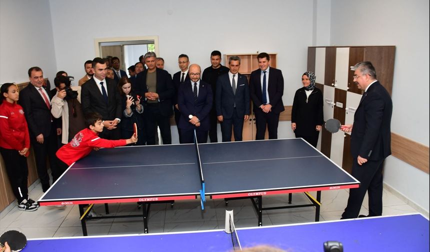 Vali Yılmaz Öğrencilerle Masa Tenisi Oynadı