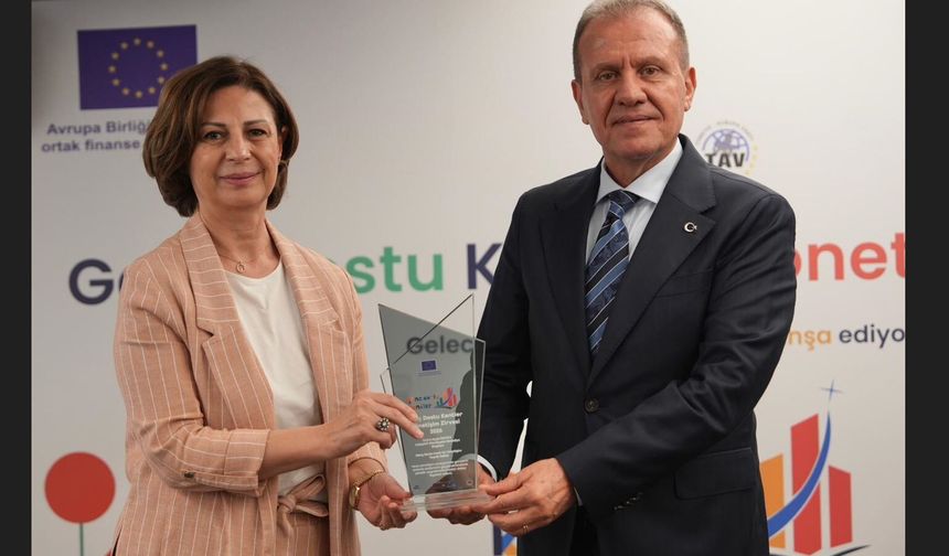 "Bu Ödülü Eskişehir’de Yaşayan Gençler Adına Alıyorum"