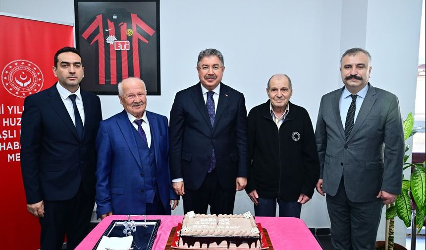Vali Yılmaz Yaşlıların Babalar Gününü Kutladı