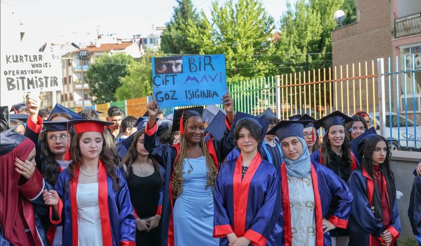 Gülay Kanatlı Ortaokulu'nda Coşkulu Mezuniyet Töreni