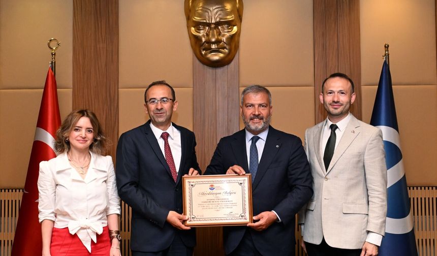 TURAK’tan Anadolu Üniversitesi EMYO’ya Akreditasyon Plaketi