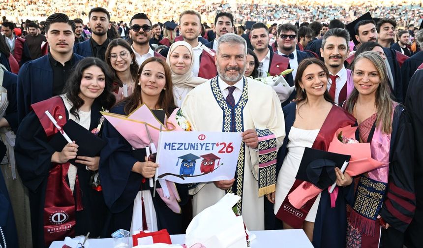 Anadolu Üniversitesi binlerce mezununu coşkuyla uğurladı