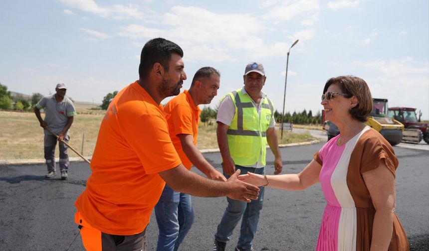 Başkan Ünlüce Sakaryabaşı’ndaki Asfalt Çalışmalarını Yerinde İnceledi