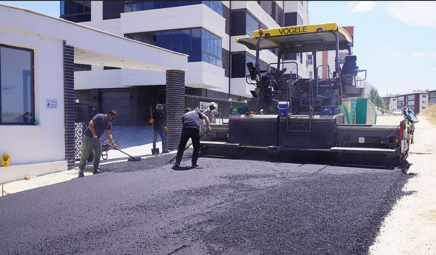 Tepebaşı'nda Yol Ve Asfalt Mesaisi Sürüyor