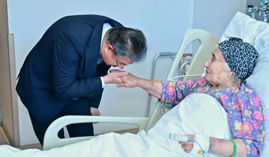 Şehit Annesini Hastanede Ziyaret Etti