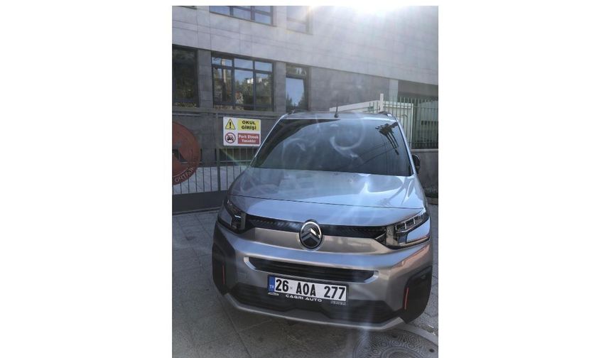 Otomobilini Okul Giriş Kapısına Park Edip Gitti