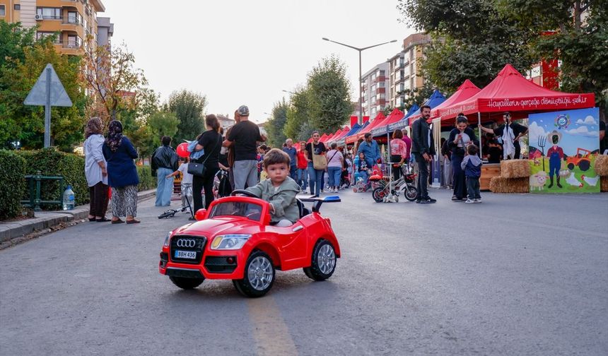 Arabasız Pazar’da Atatürk Bulvarı’nda Dolu Dolu Gün