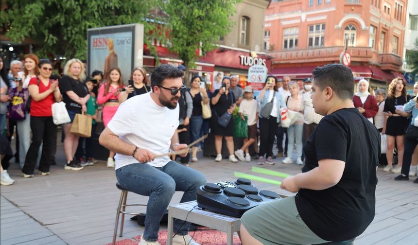 Sokaklarda Bu Ay da “Sahne Senin” Heyecanı