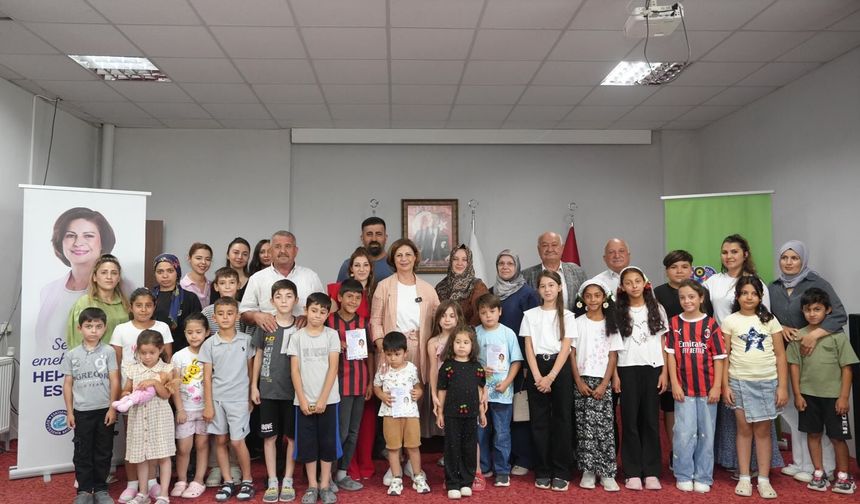 Başkan Ünlüce Kırtasiye Setlerini Çocuklara Bizzat Teslim Etti