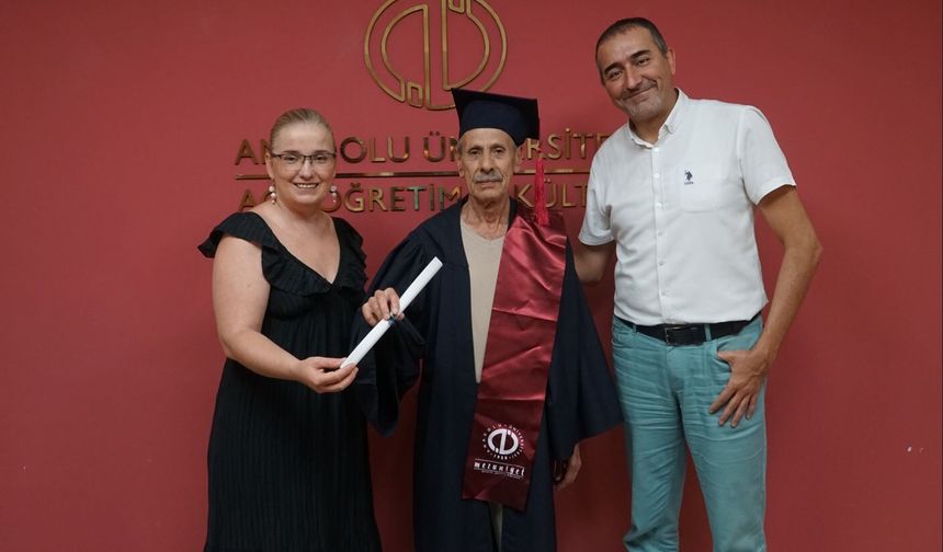 76 yaşındaki Yusuf Yücel 10 program bitirerek gençlere ilham oldu