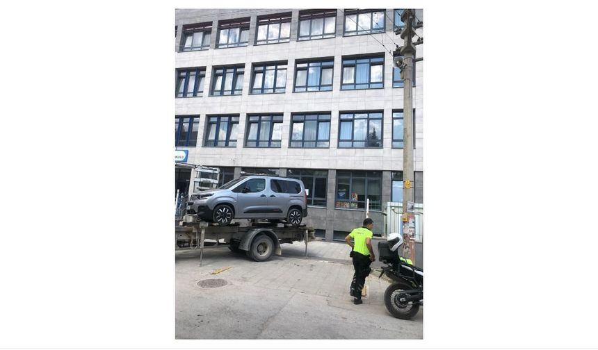Haberes Yazdı Okul Girişindeki Otomobil 1 Saat Sonra Kaldırıldı