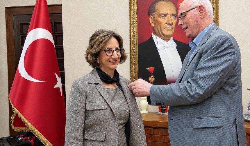 Başkan Kurt Yeni Parti’ye Katılan Vahide Saylan’ı Tebrik Etti