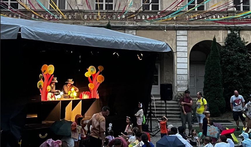 Ben de Uçabilirim Romanya’da Sahnelendi