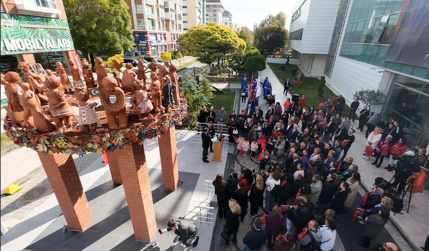 Atatürk Ve Çocuklar Anıtının Adını Eskişehirliler Belirleyecek