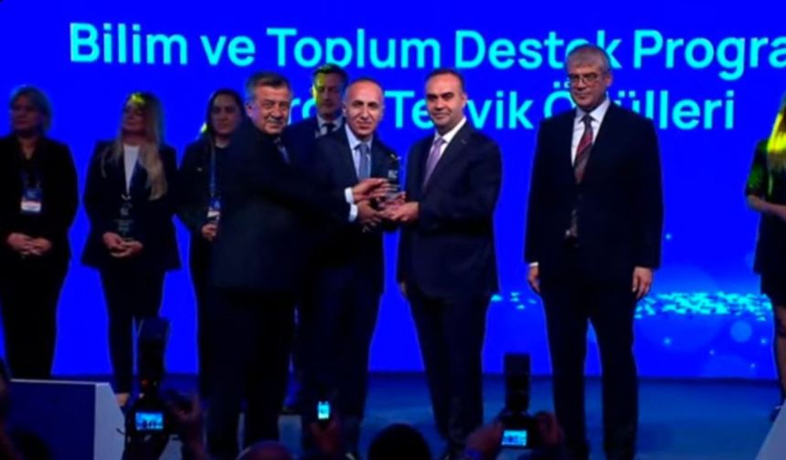 Eskişehir Eti Sosyal Bilimler Lisesi Birincilik Ödülünü Bakan Kaçır'ın Elinden Aldı