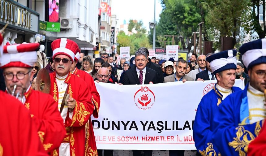 Eskişehir'de Yaşlılar Günü Yürüyüşü