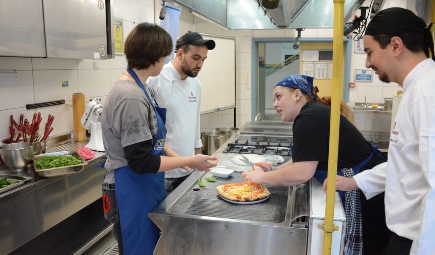 Gastronomi Kulübünden Uygulamalı Pizza Atölyesi