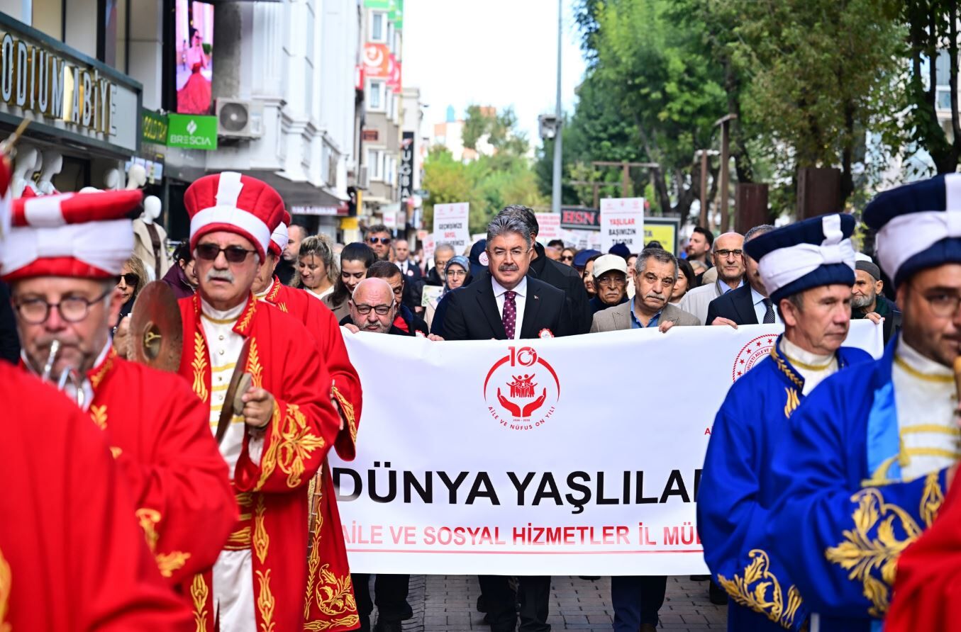 Eskişehir'de Yaşlılar Günü Yürüyüşü