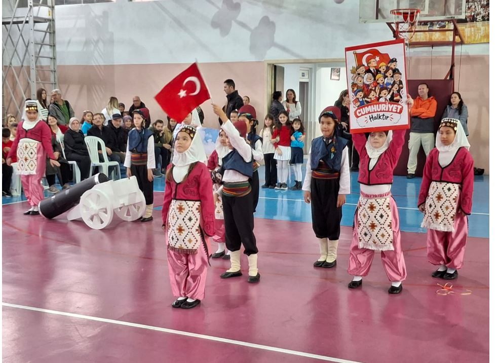 Dumlupınar İlkokulu'nda Cumhuriyet Coşkusu