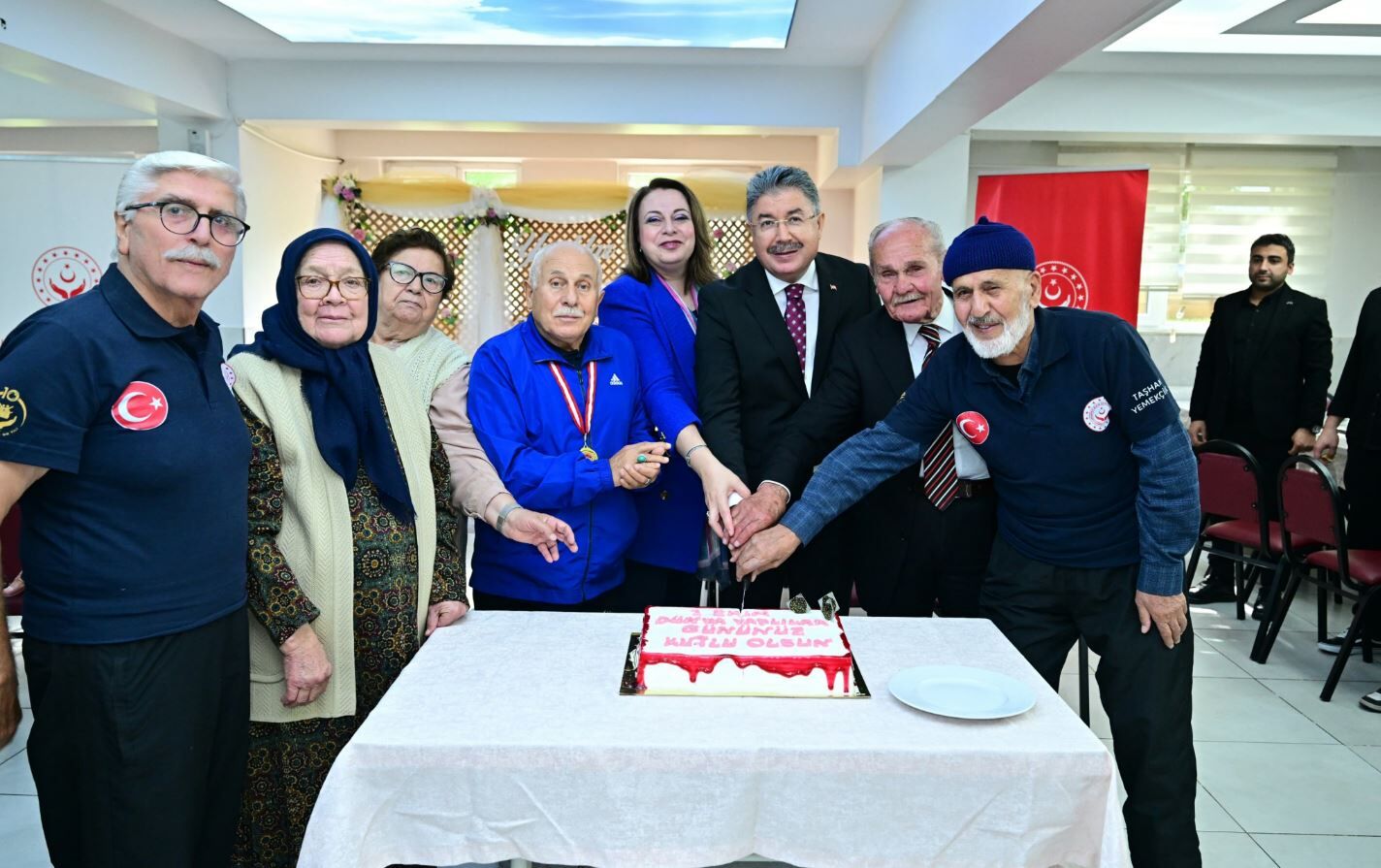 Vali Yılmaz Huzurevi Sakinleriyle Kahvaltıda Buluştu